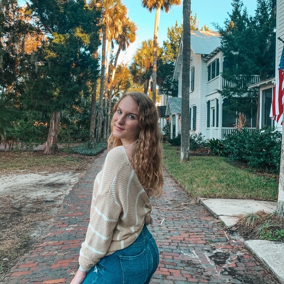 meet your posher, Amy🌻💛 - Picture 5 of 5